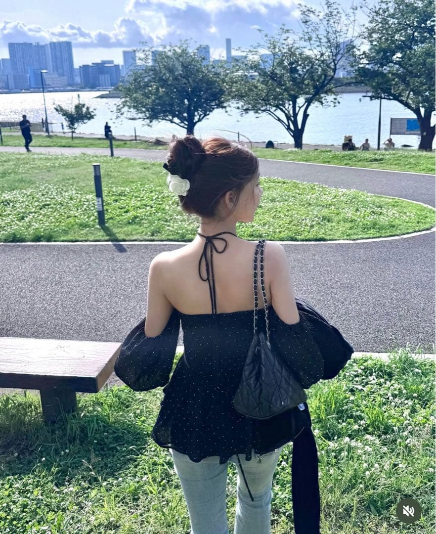 YILON イロン BIJOU OFFSHOULDER BLOUSE BLACK | 激安通販のイーサプライ