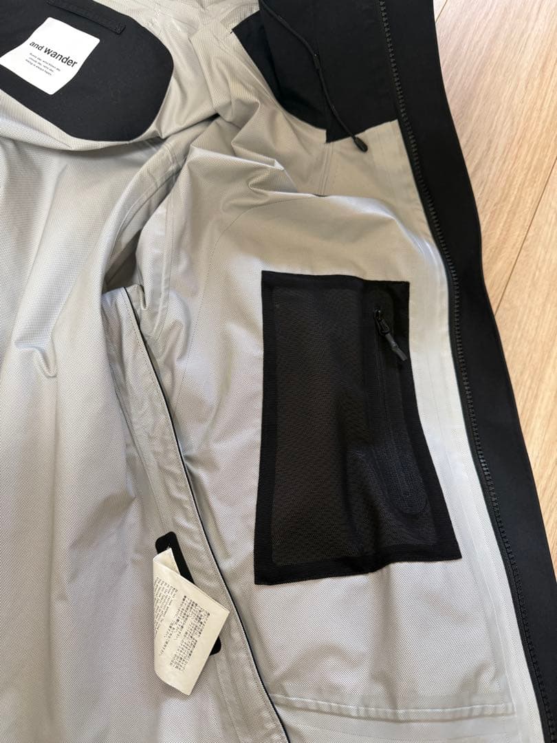 and wanderアンドワンダー 2.5L hiker rain jacket