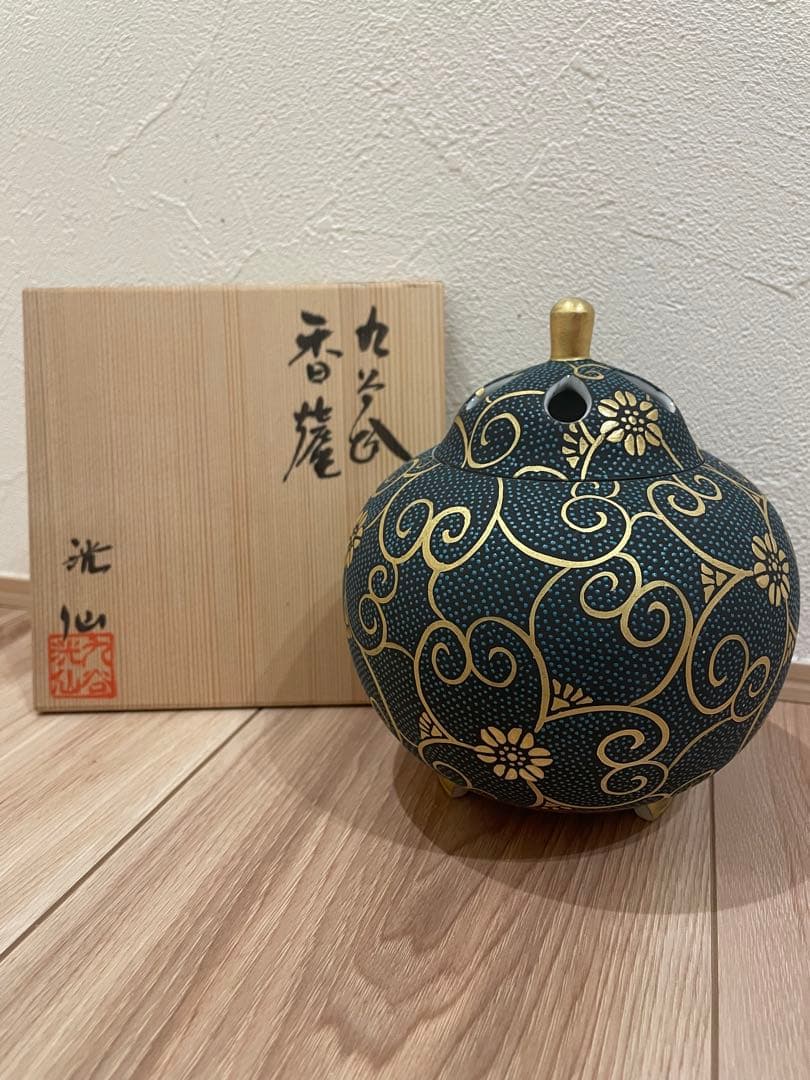 九谷焼　青色と金色の花模様の香炉 九谷焼 青色と金色の花模様の香炉 九谷焼 青色と金色の花模様の香炉