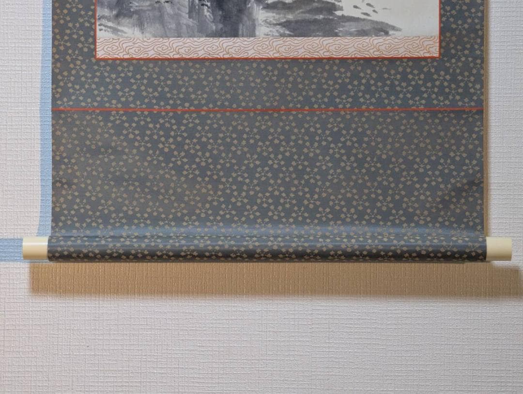 【真作】掛軸　幽玄なる水墨掛軸　小舟と霧立つ山並みの風景　合箱入　S114