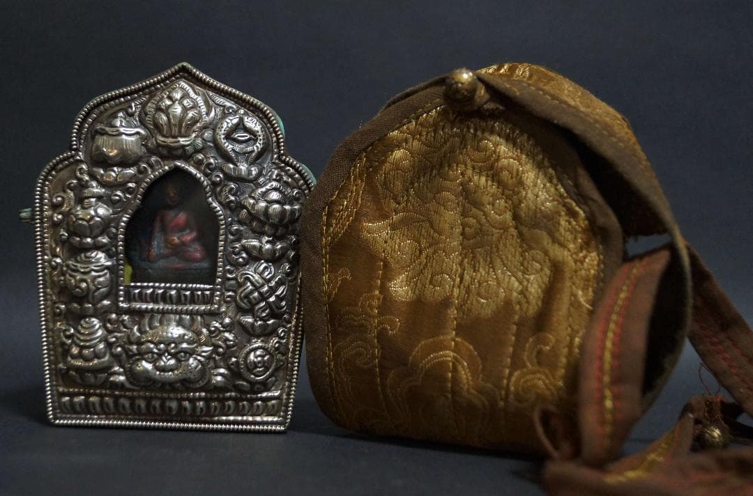 オールドチベット ガウ携帯祭壇『薬師如来』仏像窓銀製装飾手造り打出