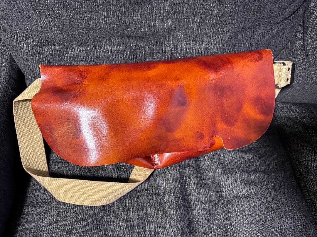 uni&co ユニアンドコー メッセンジャーバッグ 一枚革で製作したオールシルバーのメッセンジャーバッグ、 「Uni&co