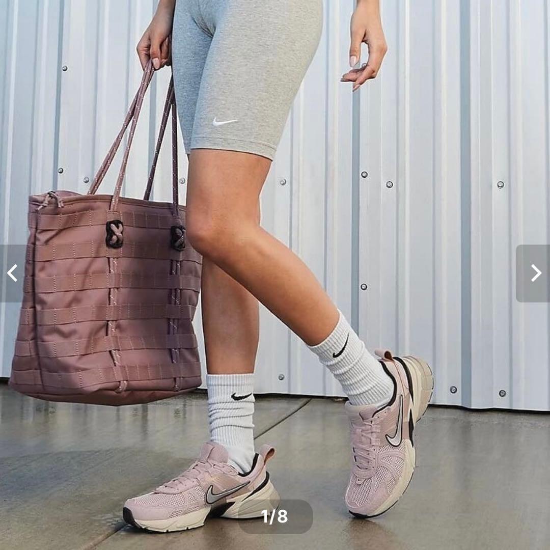 美品 NIKE FN6703-001 スモーキーピンク スニーカー 24.5cm