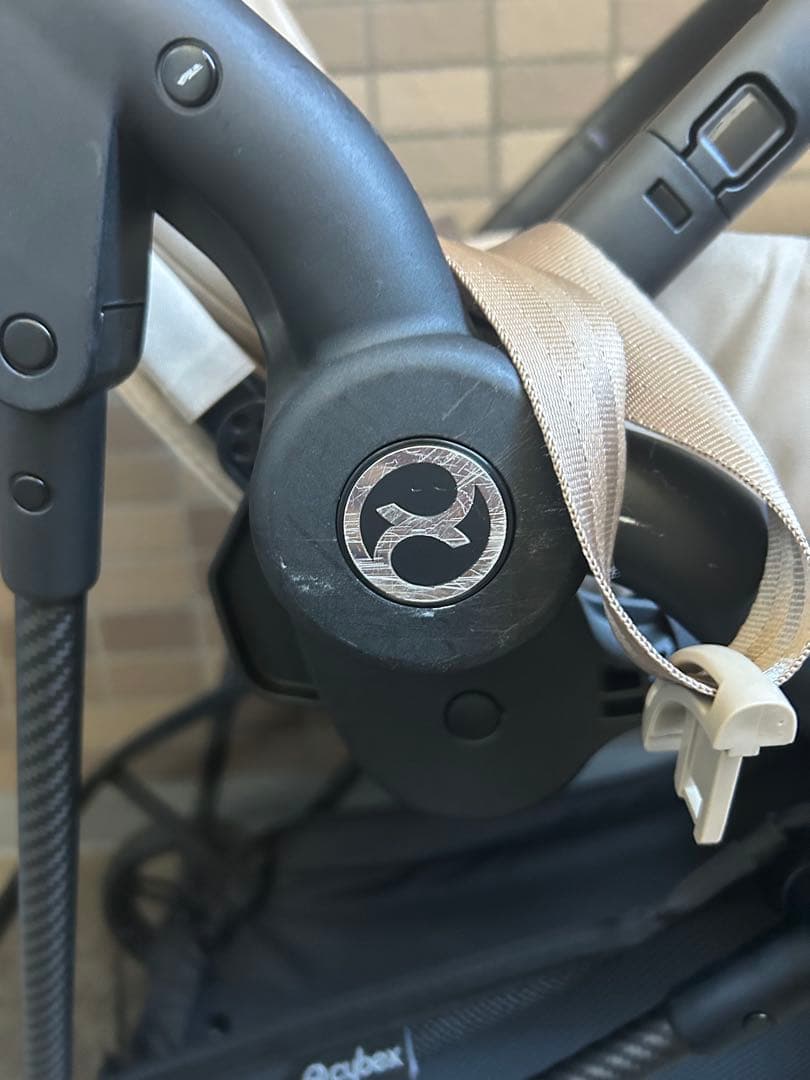 cybexメリオカーボン2024 アーモンドベージュ ドリンクホルダー付