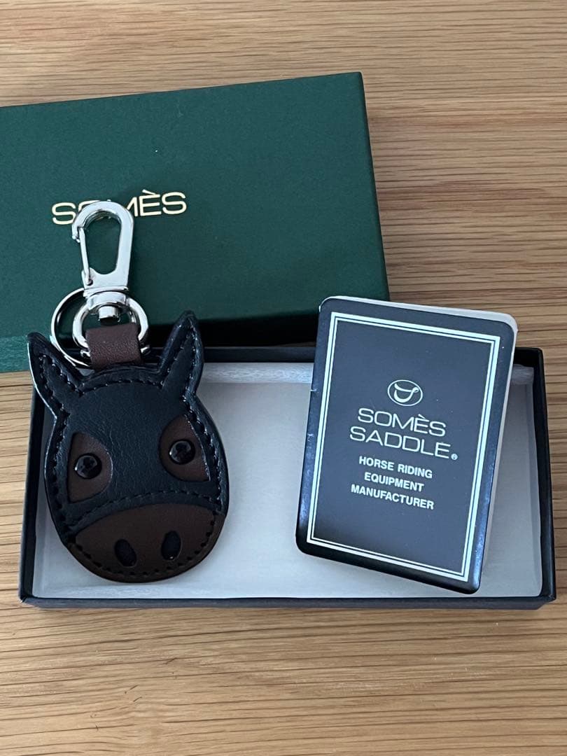 希少 新品 ソメスサドル 馬メンコ キーホルダー - メルカリ