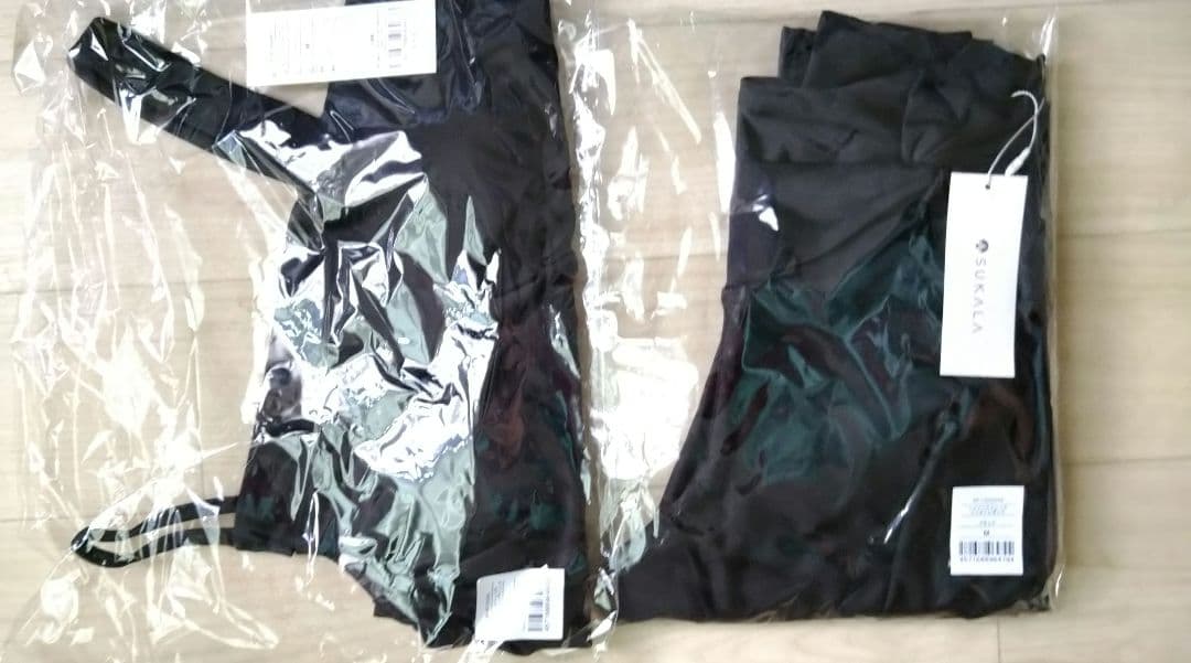 SUKALA】シャインストレッチアシンメトリーブラトップ & レギンス M SUKALA