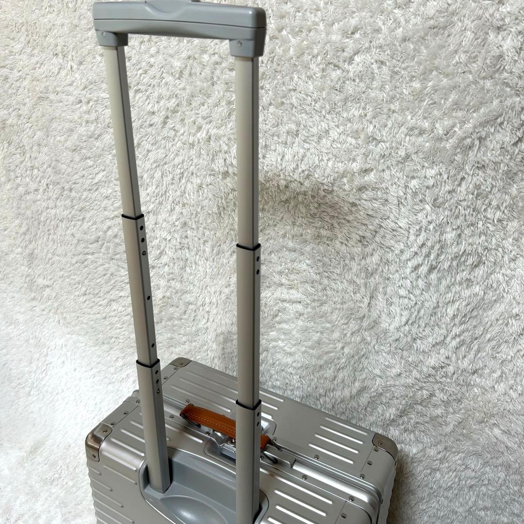 innovatorイノベーター アルミスーツケース スターリングシルバー 42L