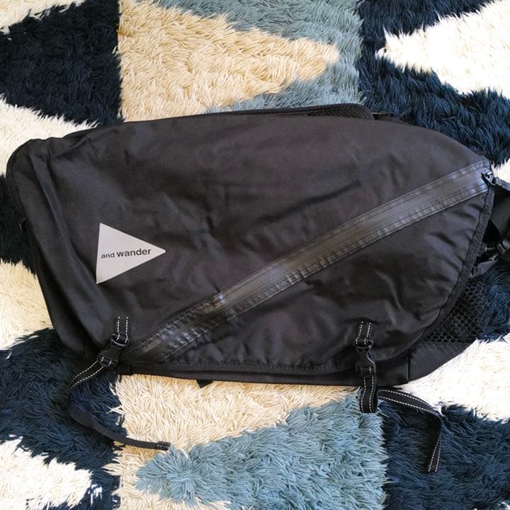 and wander | 20L messenger bag: ブラック - メルカリ