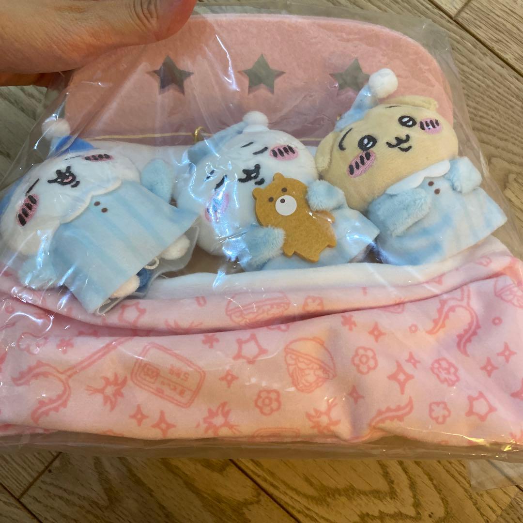 ちいかわ ハチワレ おやすみベッドと繋がるマスコットセット - メルカリ