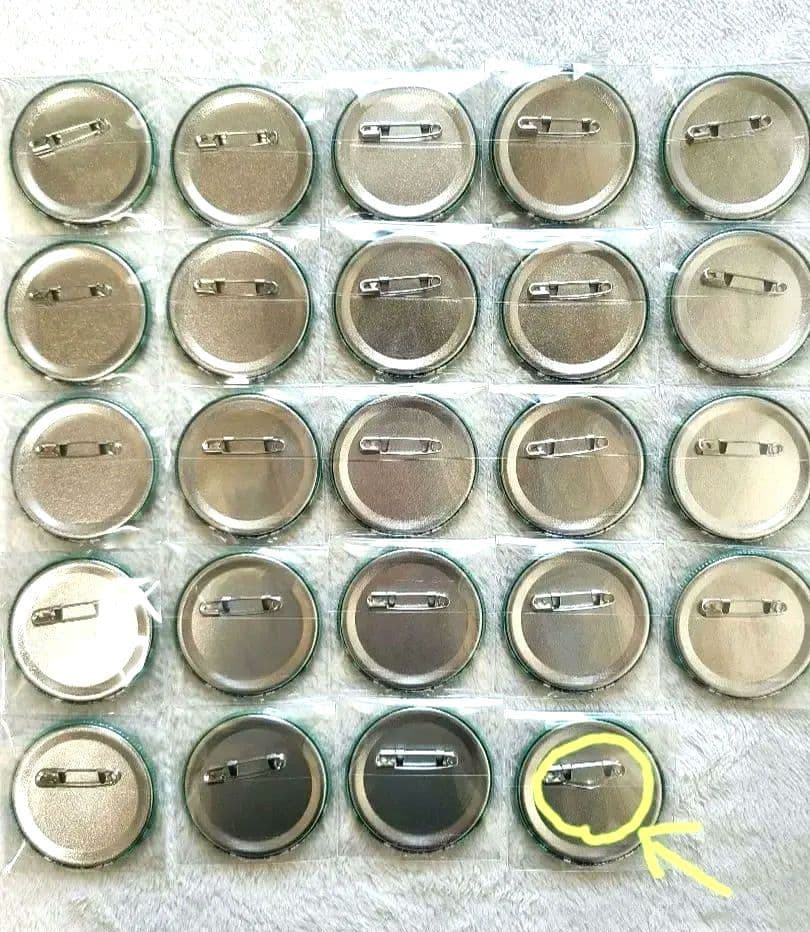 進撃の巨人　リヴァイ　エスクリ　缶バッジ　24個