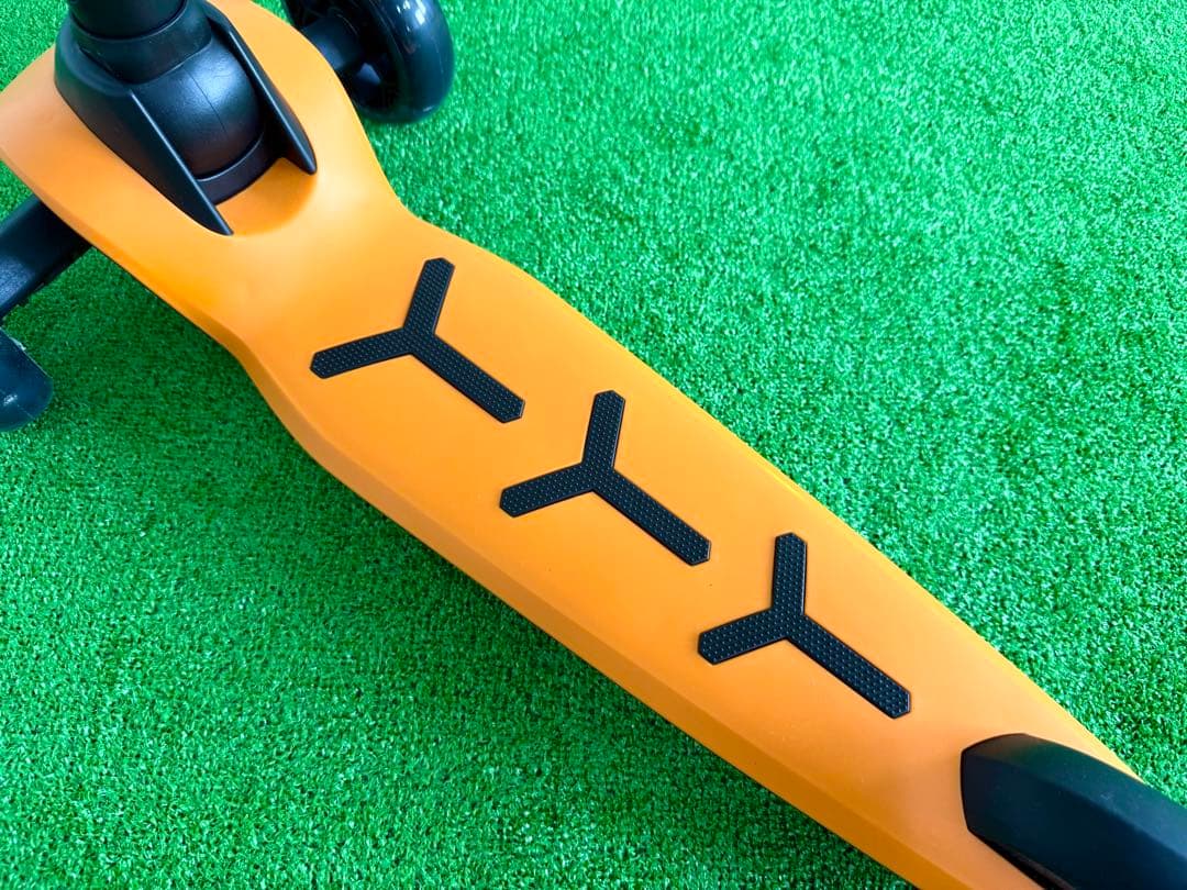 未使用品 ランボルギーニ 三輪キックスクーター｜着脱式シート付き・高さ調整可能