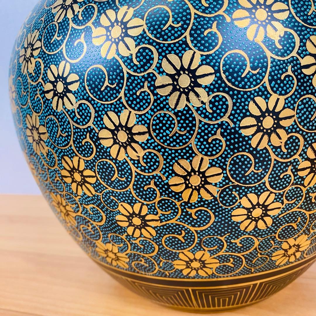 美品】九谷焼 花瓶 洋山造 金彩 青粒鉄仙唐草文 25cm 共箱付き - メルカリ
