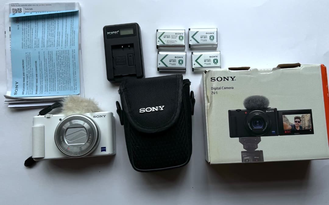 SONY デジタルカメラ ホワイトSONY VLOGCAM ZV-1　海外モデル ソニー、Vlog撮影向け「VLOGCAM ZV-1」に“統一感のあるホワイト”の新色