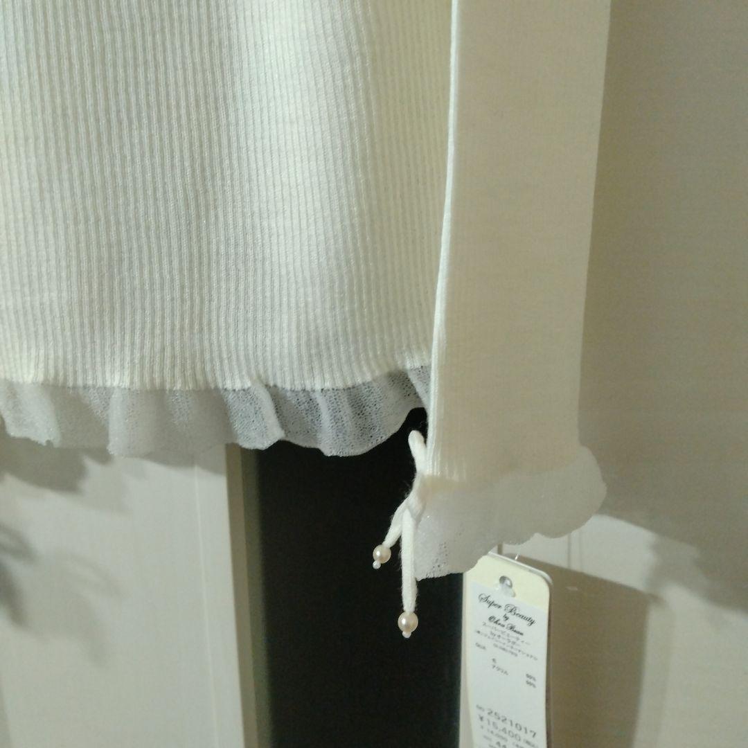 新品】スーパービューティーコサージュ付衿袖先フリルタートルネック