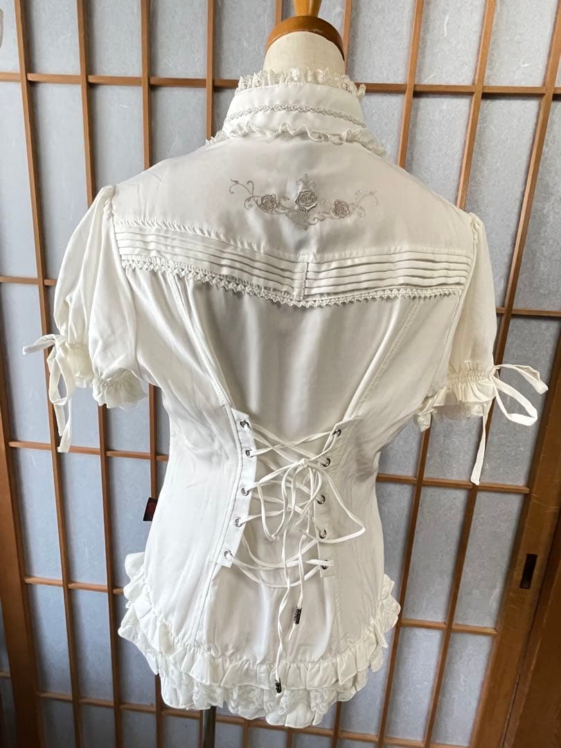 ozz on フリル付きホワイトサテンシャツ 半袖