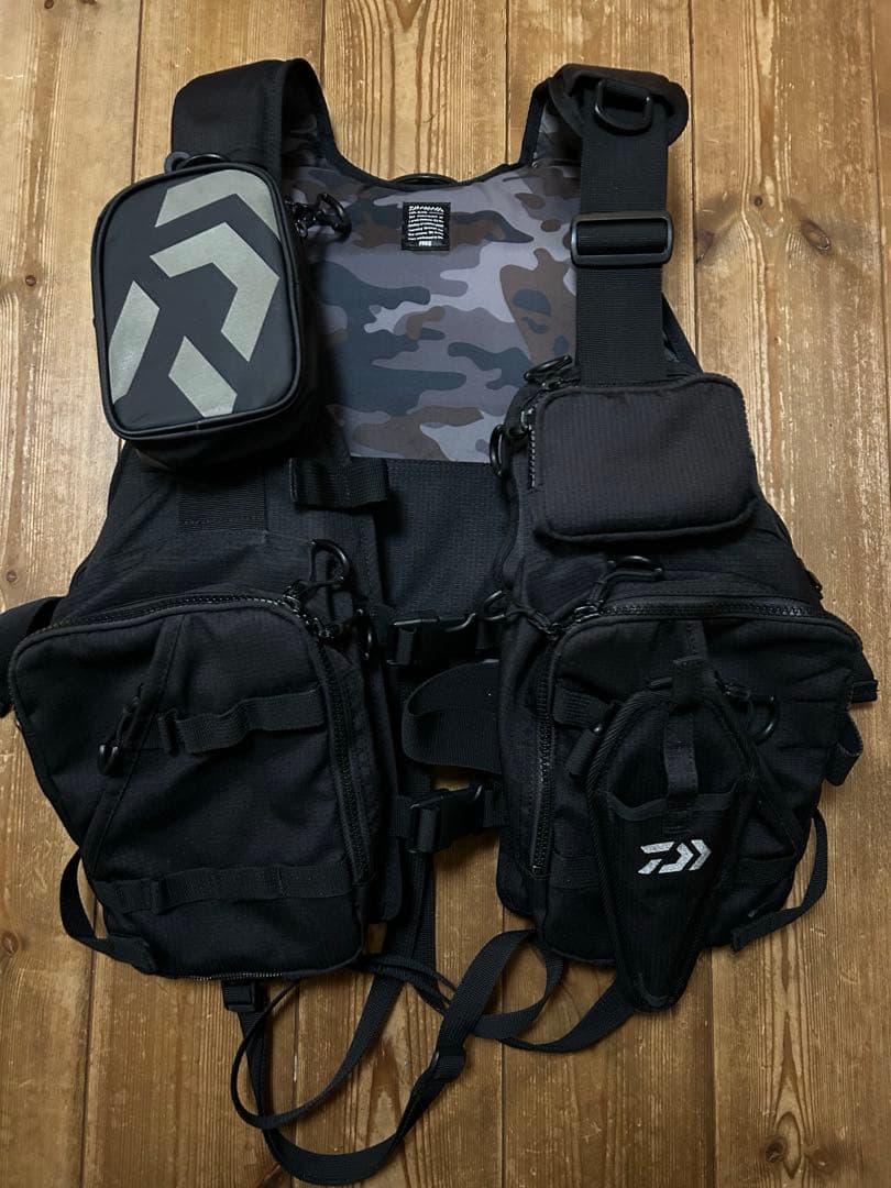 マ*ホ様 DAIWAフィッシングベストDF-6206 ブラック 迷彩柄 DAIWA（ダイワ） フロートゲームベスト (DF-6206)(サイズ：フリー