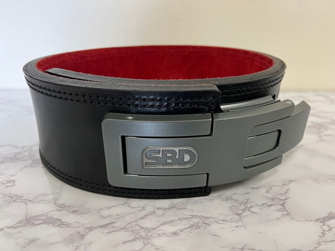 SBD パワーリフティング ベルト 黒/赤　13mm（M） SBD パワーベルト 黒/赤 M 13mm パワーリフティングベルト - メルカリ