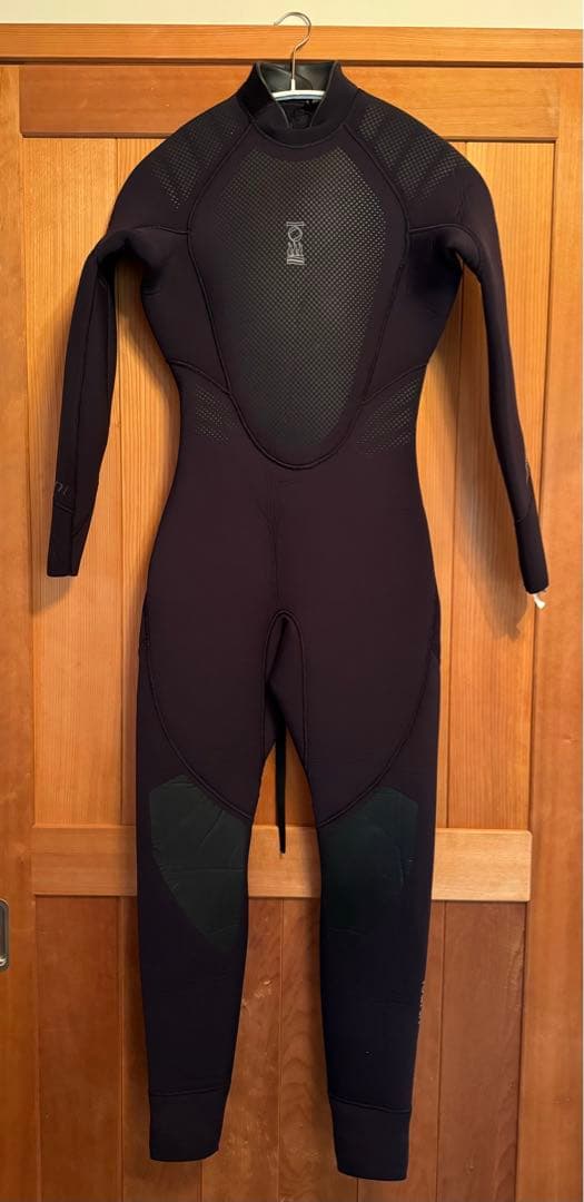 新品 Fourthelement フォースエレメント 7mmウェットスーツ fourthelement japan (@fourthelement_japan) • Instagram photos and