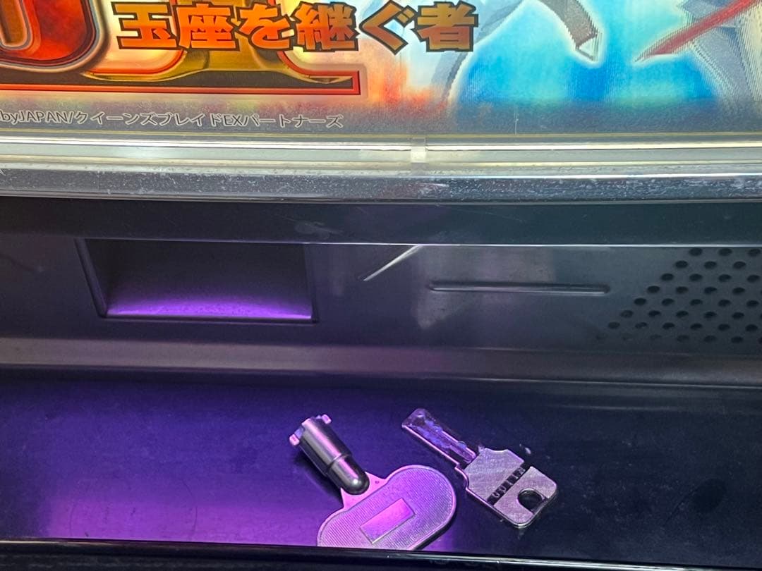 (引取り限定)パチスロ、クイーンズブレイド2玉座を継ぐ者