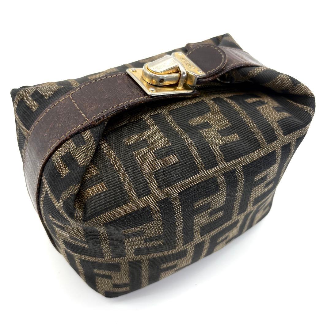 【美品】FENDI　アクセサリーポーチ　ロック金具　ゴールド　ズッカ　FF柄 FENDI（フェンディ） O Lock Zip Shoulder Bag ハンドバッグ