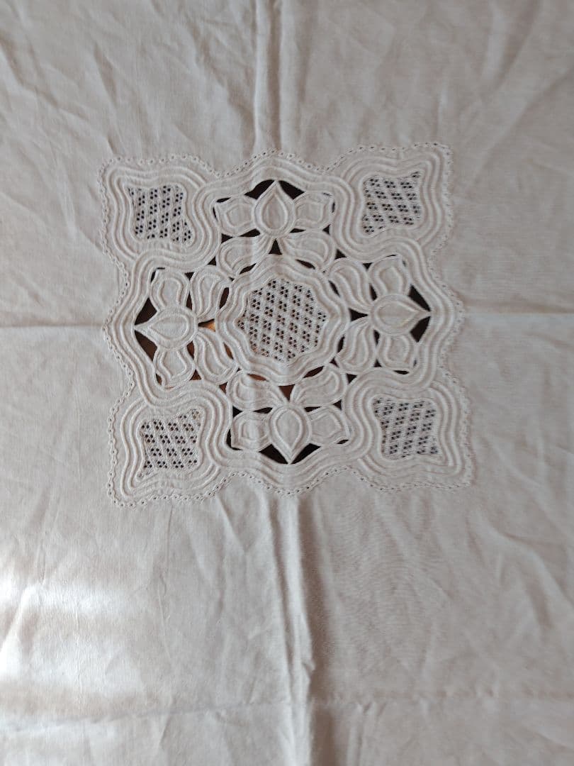 刺繍入りカットワ−クレ−スビンテージハンドメイドテーブルカバー