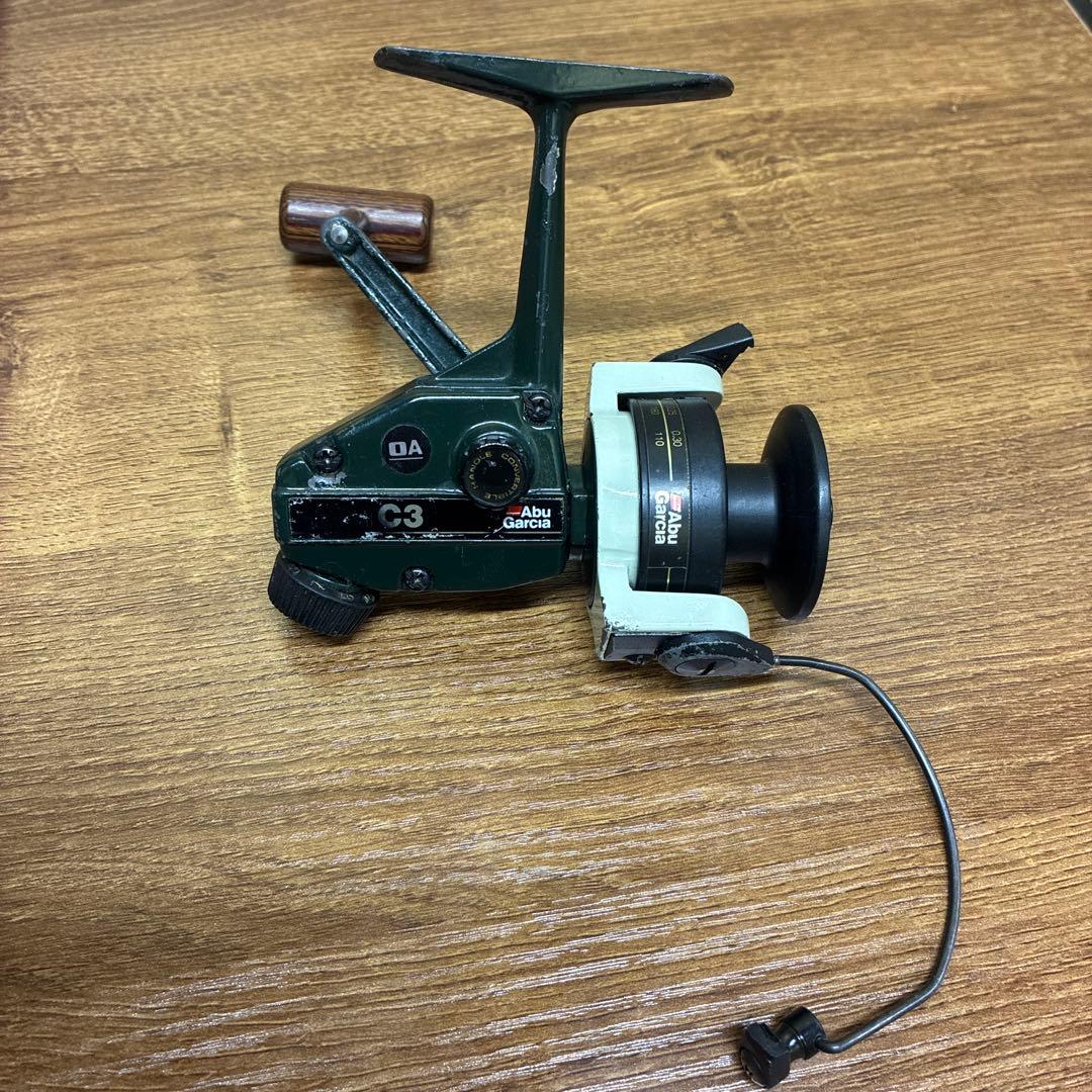 Abu Garcia C3 リール Abu Garcia C3 Striper Special Round Reel, 5.3:1 Gear Ratio, Right