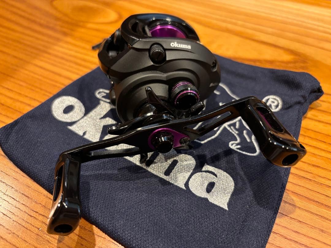 Okuma ベイトリール 黒紫 収納袋付きの通販はau PAY マーケット - 輸入