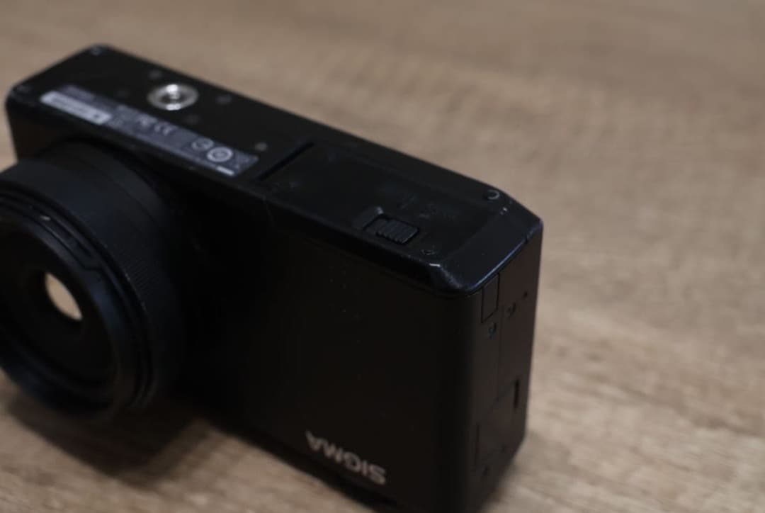 sigma dp2 Merrill【クローズアップレンズ＋予備バッテリー付】 - メルカリ