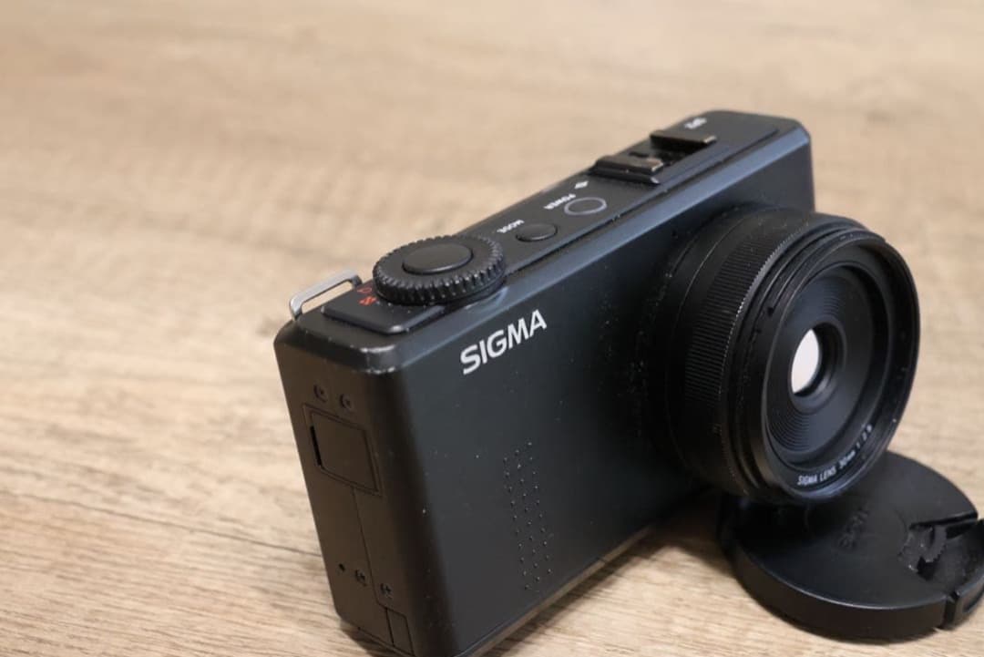 sigma dp2 Merrill【クローズアップレンズ＋予備バッテリー付】 - メルカリ
