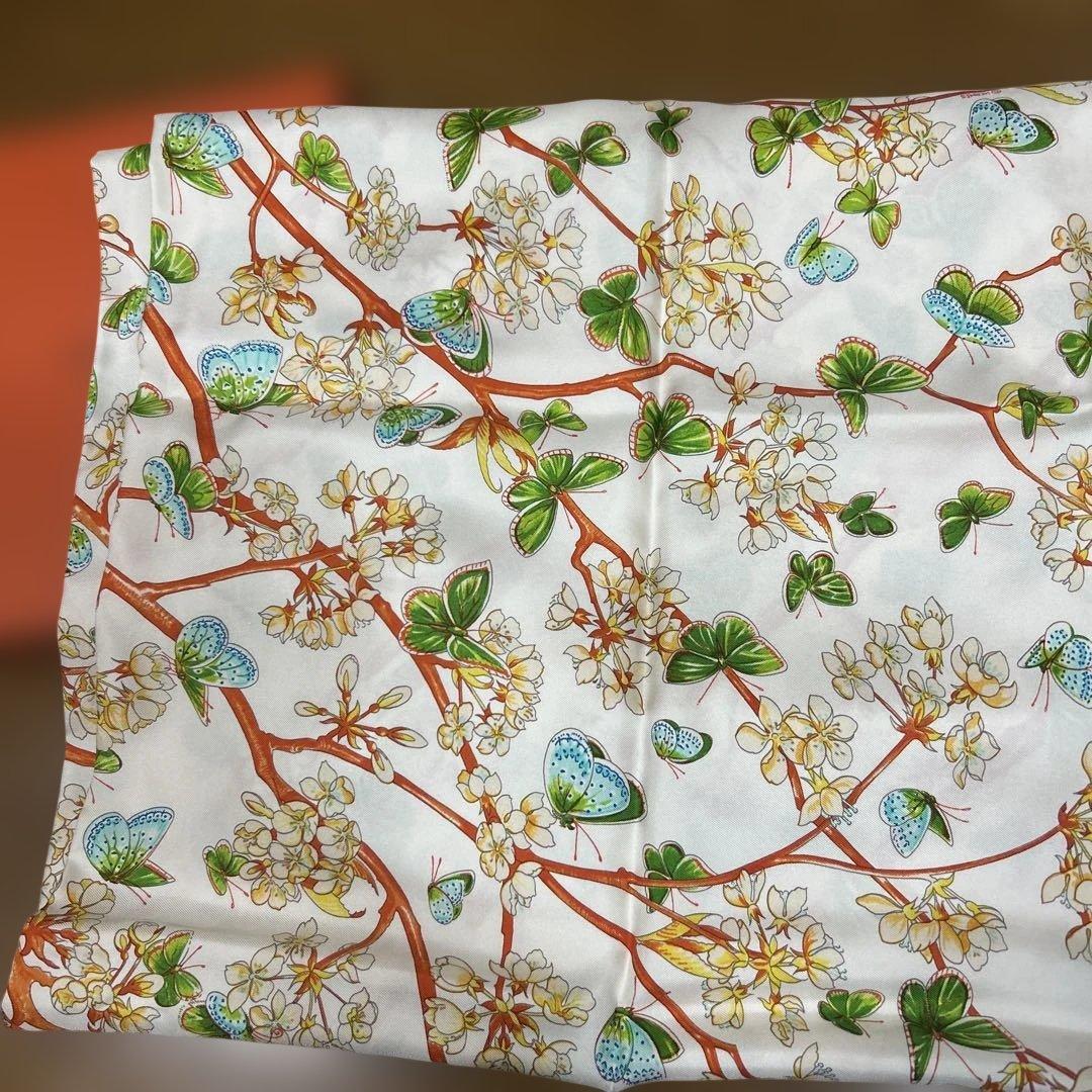 HERMES 蝶と花デザイン シルクスカーフ