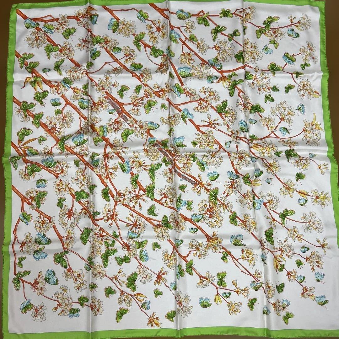 HERMES 蝶と花デザイン シルクスカーフ