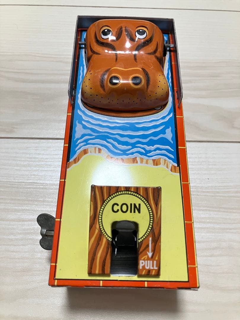 昭和レトロ　ゼンマイ式貯金箱　ブリキ製「HAPPY HIPPO BANK」カバ