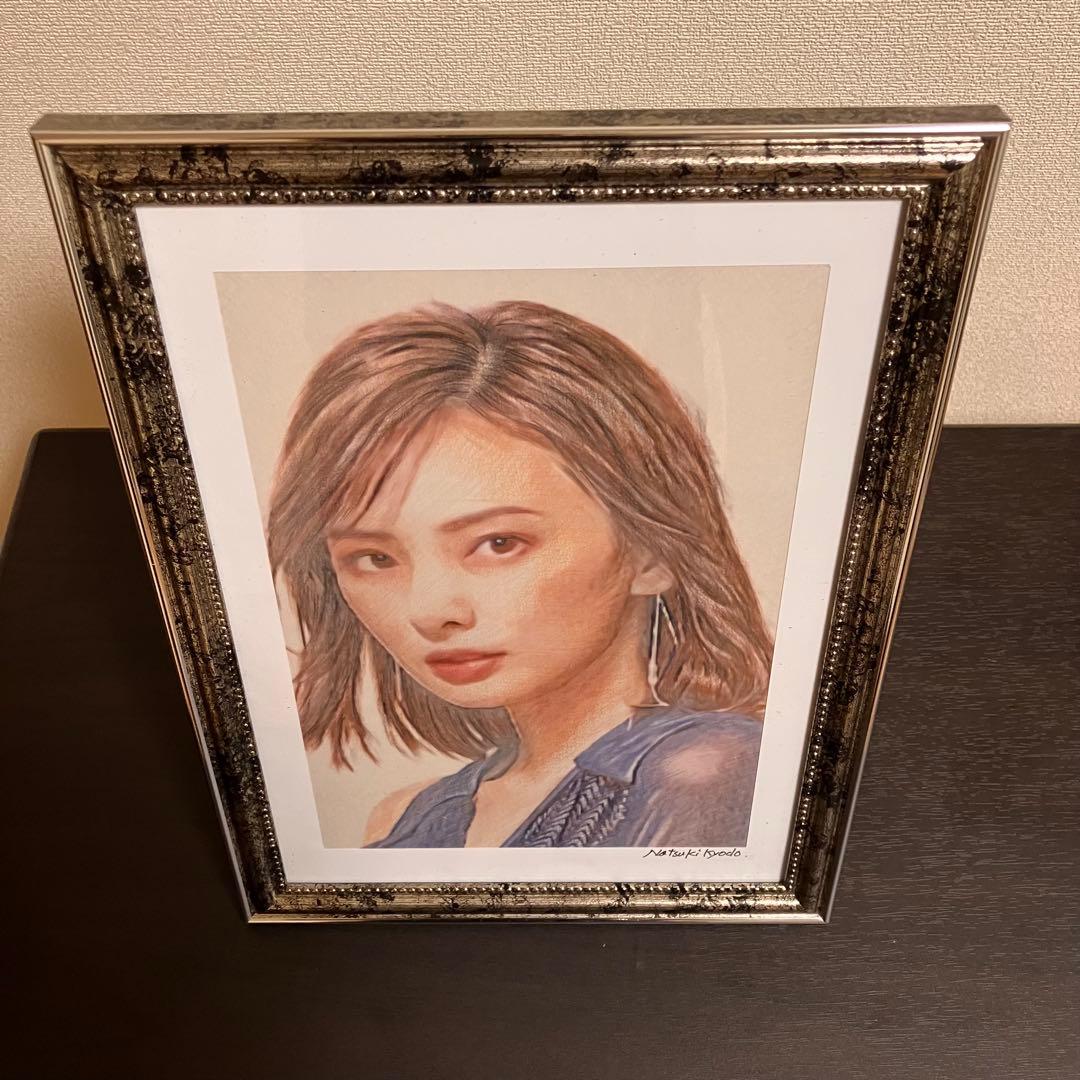 女優画④ 額装品　額縁寸法32.7㎝×24.0㎝×1.5㎝　色鉛筆画　定款付