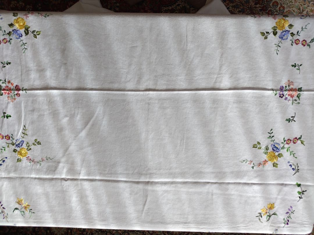 白色地花柄刺繍 テーブルクロスハンドメイドビンテージ