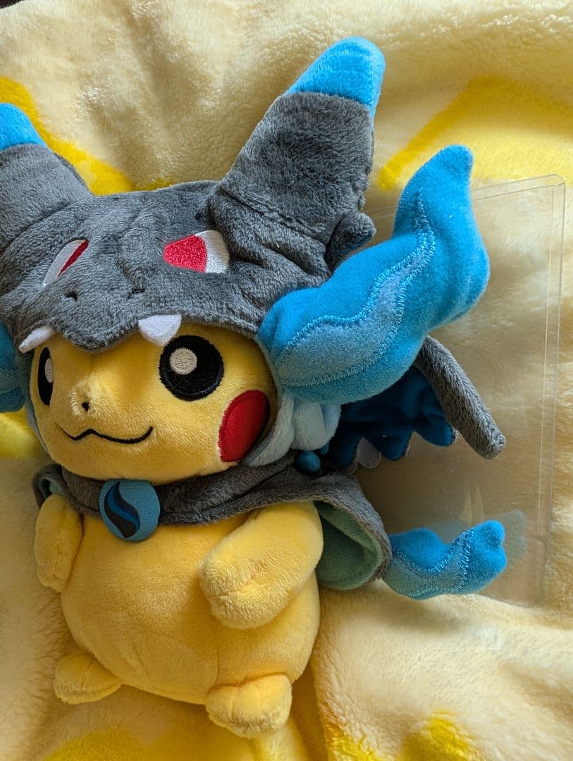 週末限定値下げ　メガリザードンXのポンチョを着たピカチュウ　ぬいぐるみ