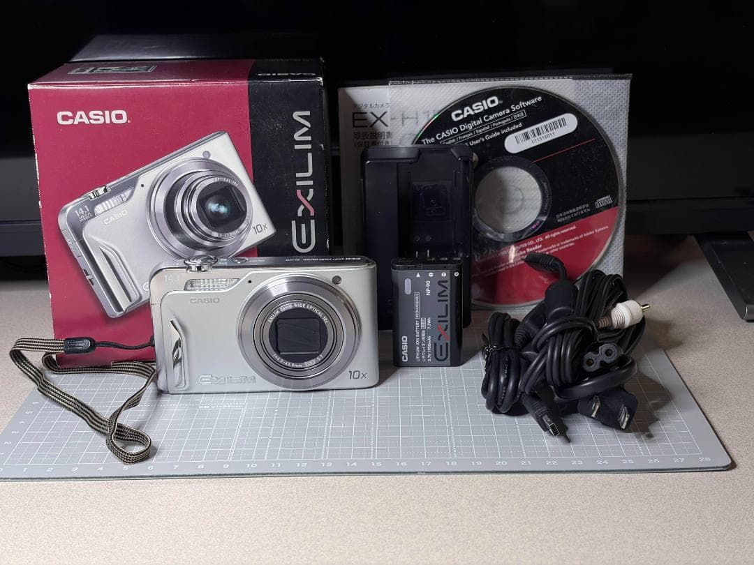 【美品】CASIO EXILIM EX-H15 シルバー 付属品付き Casio Exilim EX-Z35 Digital Camera (Silver) EXZ35SR B&H Photo