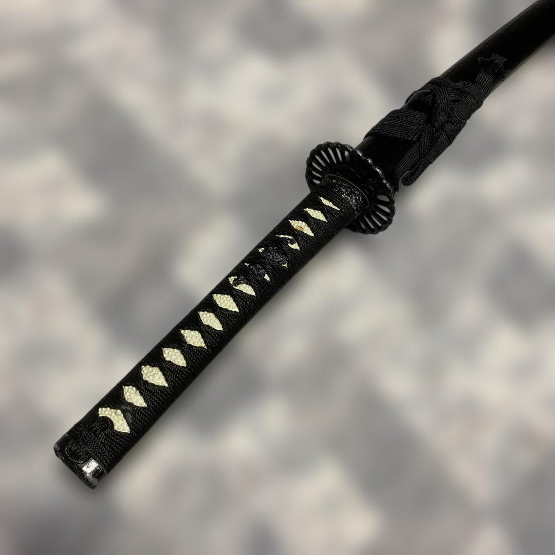 居合刀 黒柄 菊花透し丸鍔 黒木肌鞘 模造刀｜模造刀や居合刀、戦国武将グッズの【忍屋】