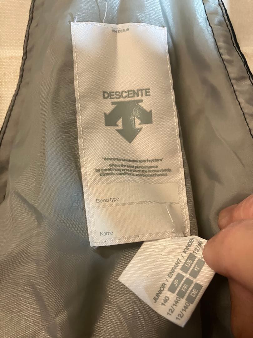 《美品》DESCENTE ジュニア用 スノーウェア 上下セットサイズ140