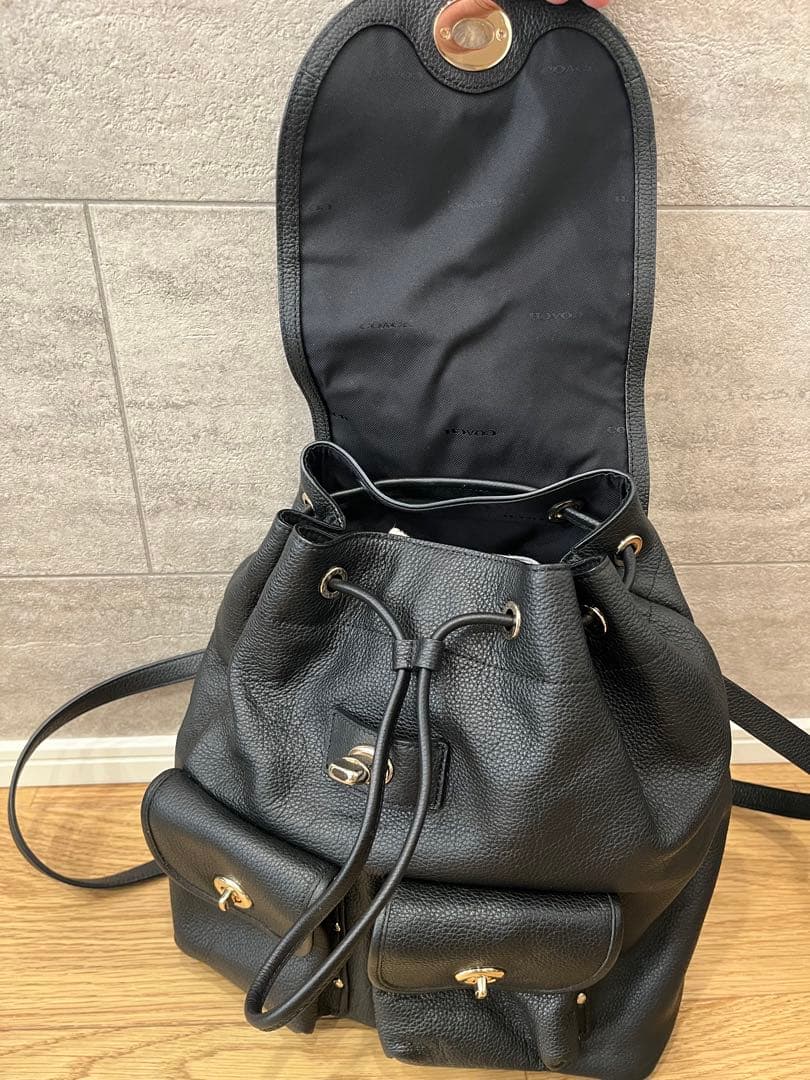 《美品》coach黒 レザー フラップ付きバックパック