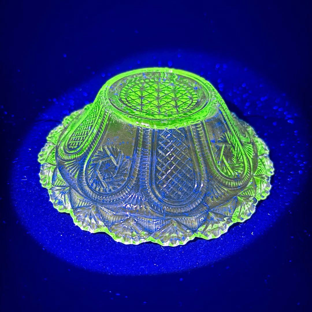 大正ガラス 昭和レトロ プレスガラス 戦前 青色 ウランガラス ガラス