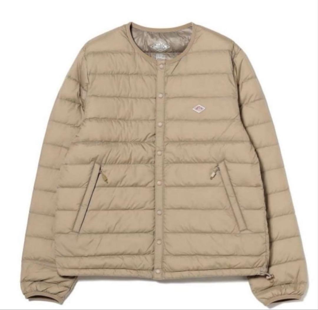 新品　DANTON ダントンインナージャケット ノーカラー　サンドベージュ DANTON（ダントン）の「DANTON / Inner Down Crewneck Jacket（ダウン