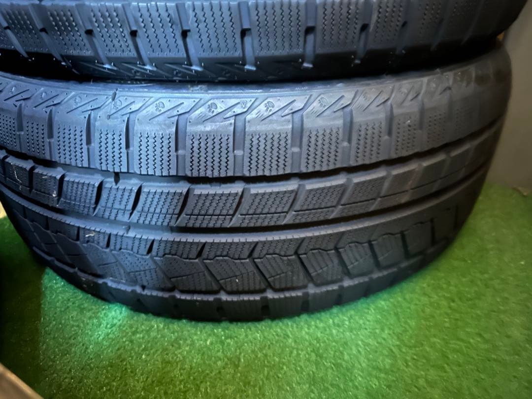 スタッドレスタイヤ 225/45R18 バリ山 室内保管 数回程度 2022年