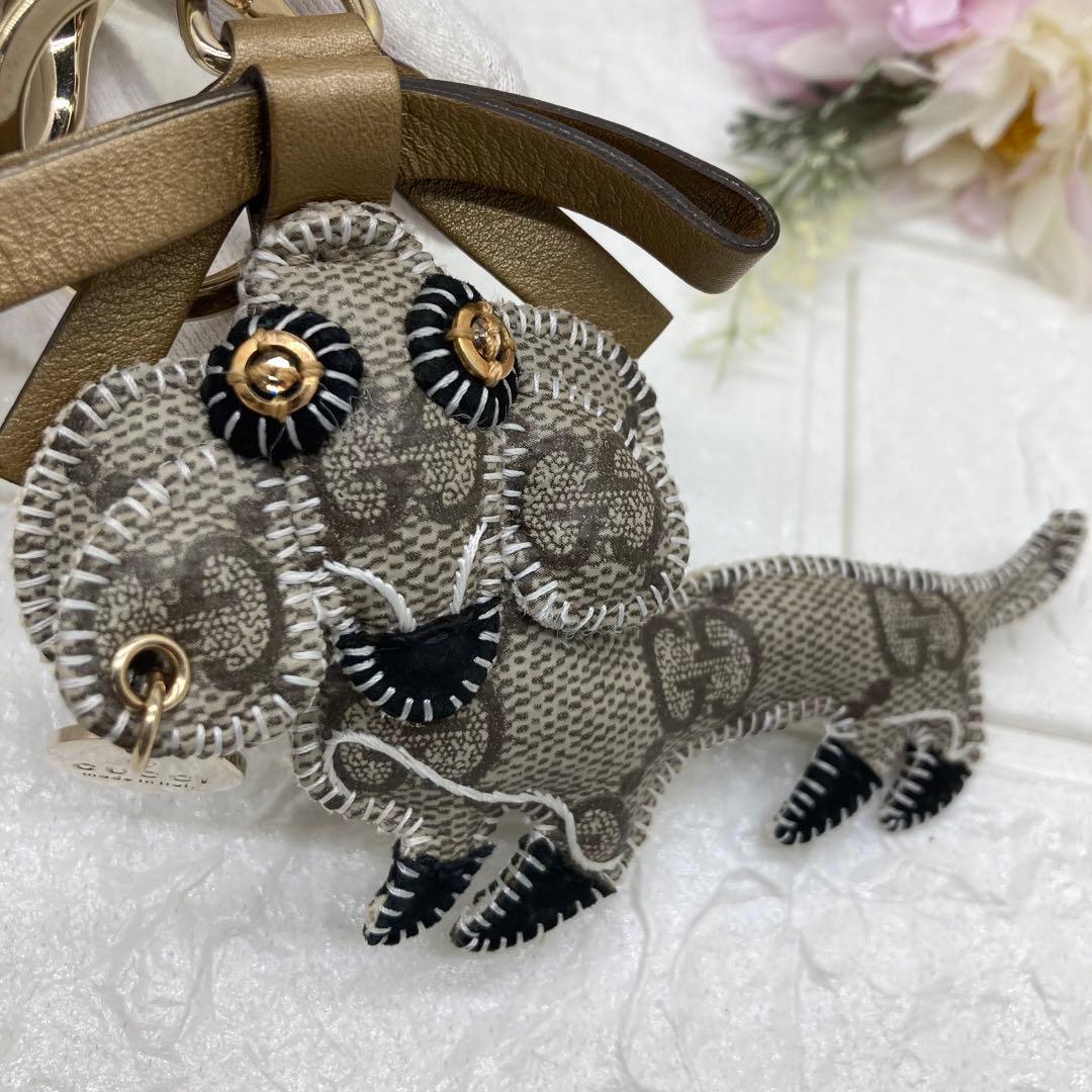 美品❣️GUCCIグッチキーホルダーダックスフンド犬マスコットベージュ