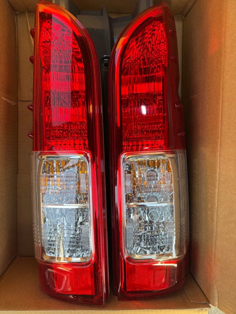 ハイエース テールランプ 純正 新車外し - メルカリ