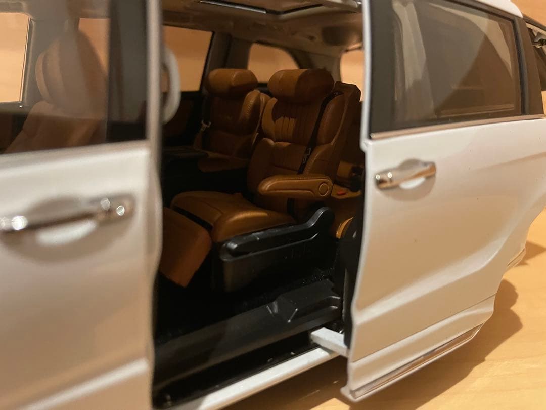 ホンダ ODYSSEY 1/18スケールモデル