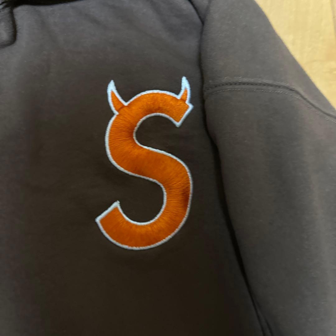 supreme Sロゴツノパーカー - メルカリ