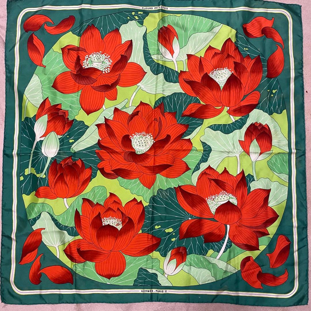 エルメスの「FLEURS DE LOTUS（蓮の花）」カレ90 シルクスカーフ