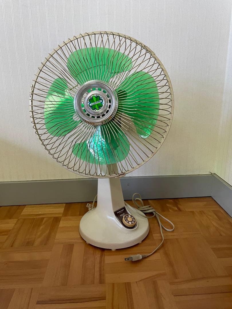 TOSHIBA 扇風機　美品　昭和レトロ TOSHIBA昭和レトロ扇風機 4枚羽 動作品 レア 当時物 リビング 30cm
