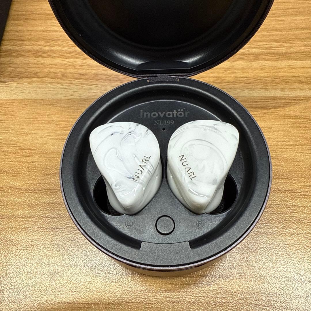 NUARL Inovatör White Porcelain NUARL、バイアンプ駆動でデュアルドライバ、個人最適化もできる完全
