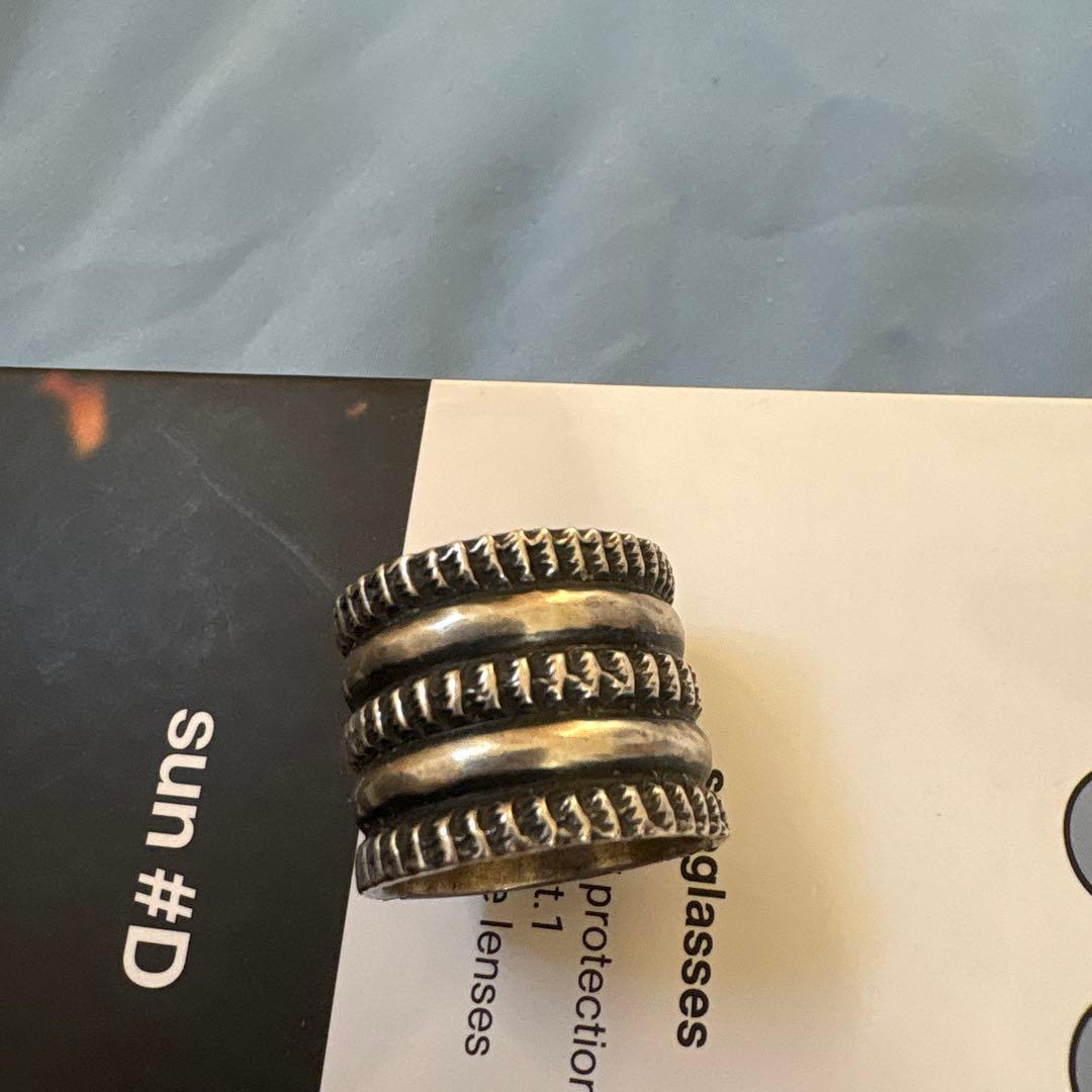 即日配送！値下げ！Navajo 3連チゼルワーク リング 21号 - メルカリ